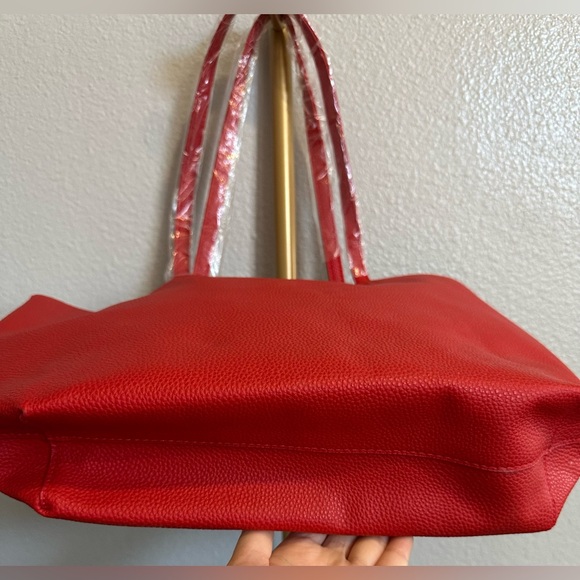 NWT Badgley Mischka Red Tote Bag with Gold Chain Design - Picture 5 of 8